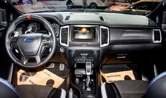Khoang nội thất xe Ford Ranger Raptor 2022